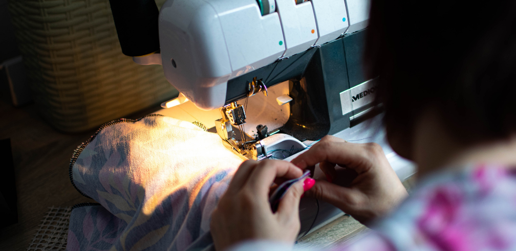 personne travaillant sur une machine de couture