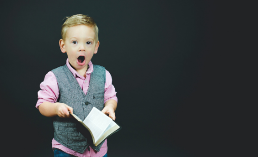 enfant bien habillé etonné